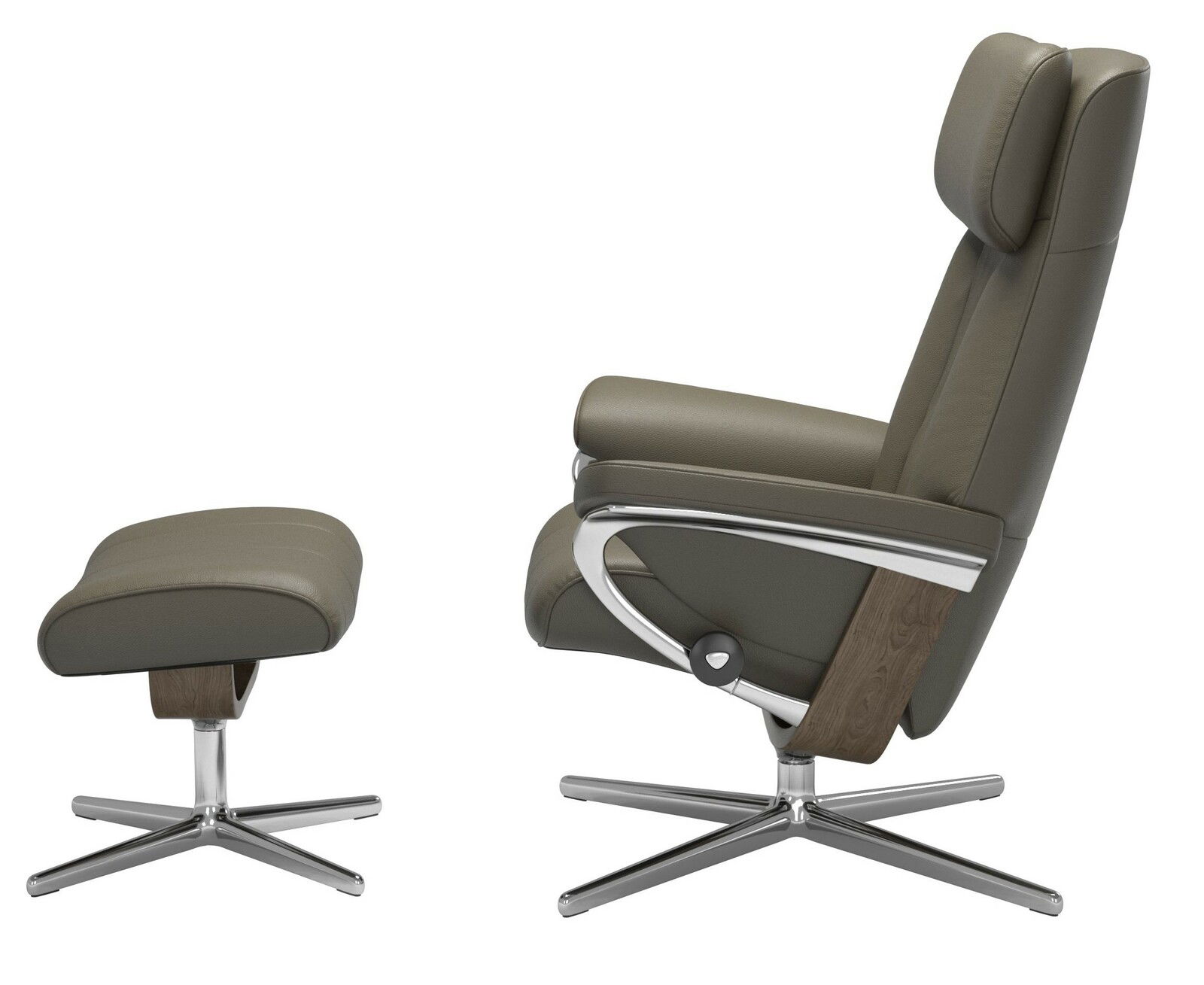 Seitenansicht eines braunen Stressless Einzelsessels mit passendem Hocker, beide mit Metall- und Holzelementen.