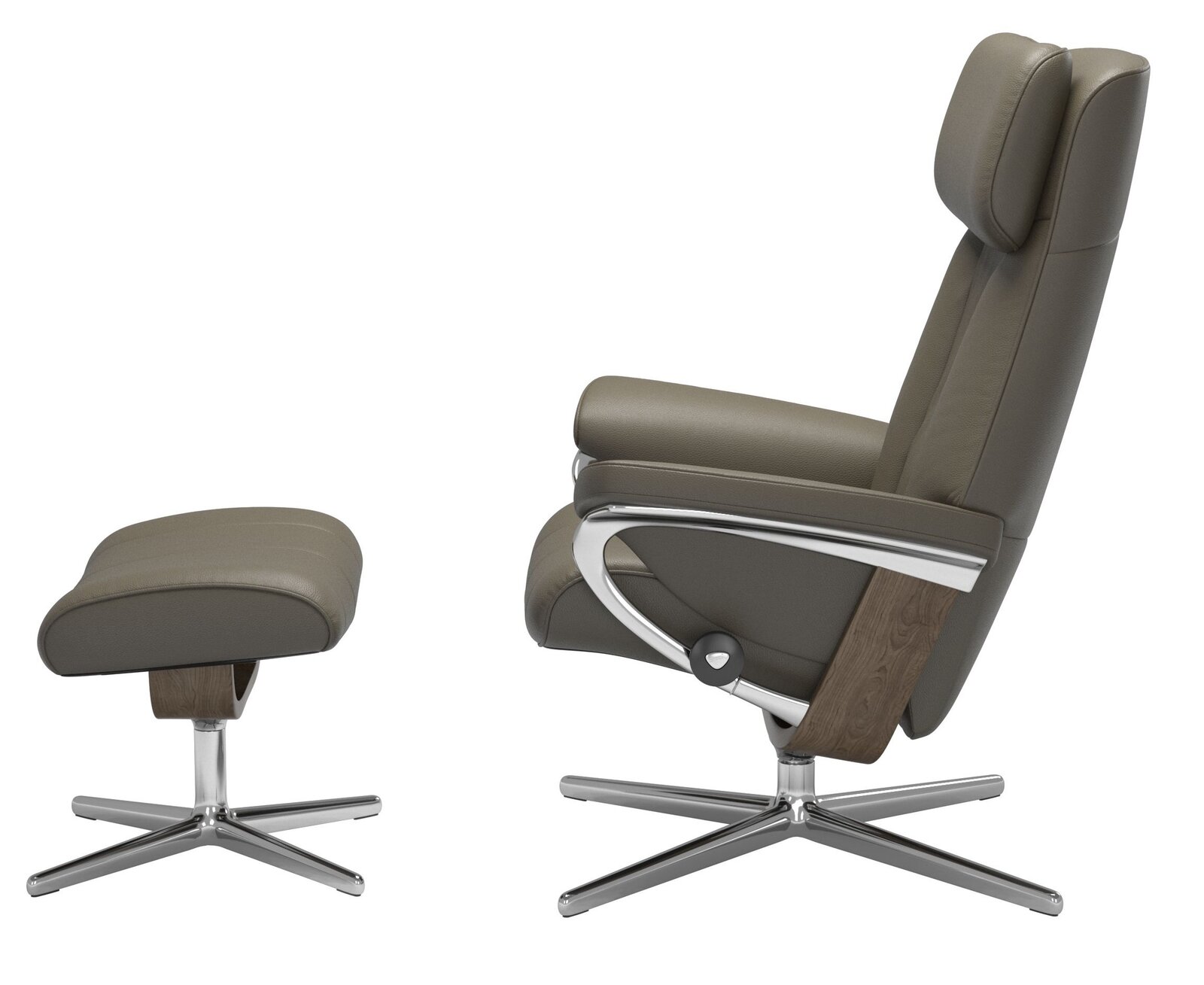 Seitenansicht eines braunen Stressless Einzelsessels mit passendem Hocker, beide mit Metall- und Holzelementen.