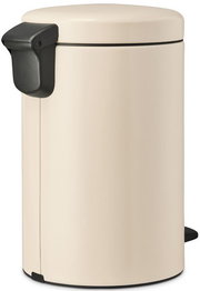 Beiger Treteimer mit schwarzem Pedal, seitliche Perspektive