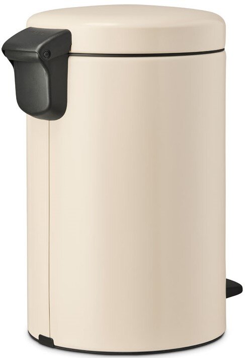 Beiger Treteimer mit schwarzem Pedal, seitliche Perspektive