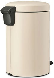 Beiger Treteimer mit schwarzem Pedal, seitliche Perspektive