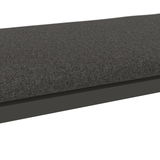 Nahaufnahme einer grauen Lounge-Bank mit Stoffbezug, seitliche Perspektive