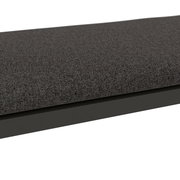 Nahaufnahme einer grauen Lounge-Bank mit Stoffbezug, seitliche Perspektive