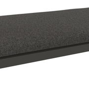 Nahaufnahme einer grauen Lounge-Bank mit Stoffbezug, seitliche Perspektive