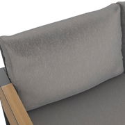 Detailansicht eines grauen Lounge-Set-Kissens mit Holzarmlehne, von oben betrachtet.