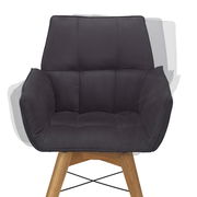 Schwarzer Armlehnenstuhl mit gepolsterter Sitzfläche und Holzbeinen, Frontalansicht