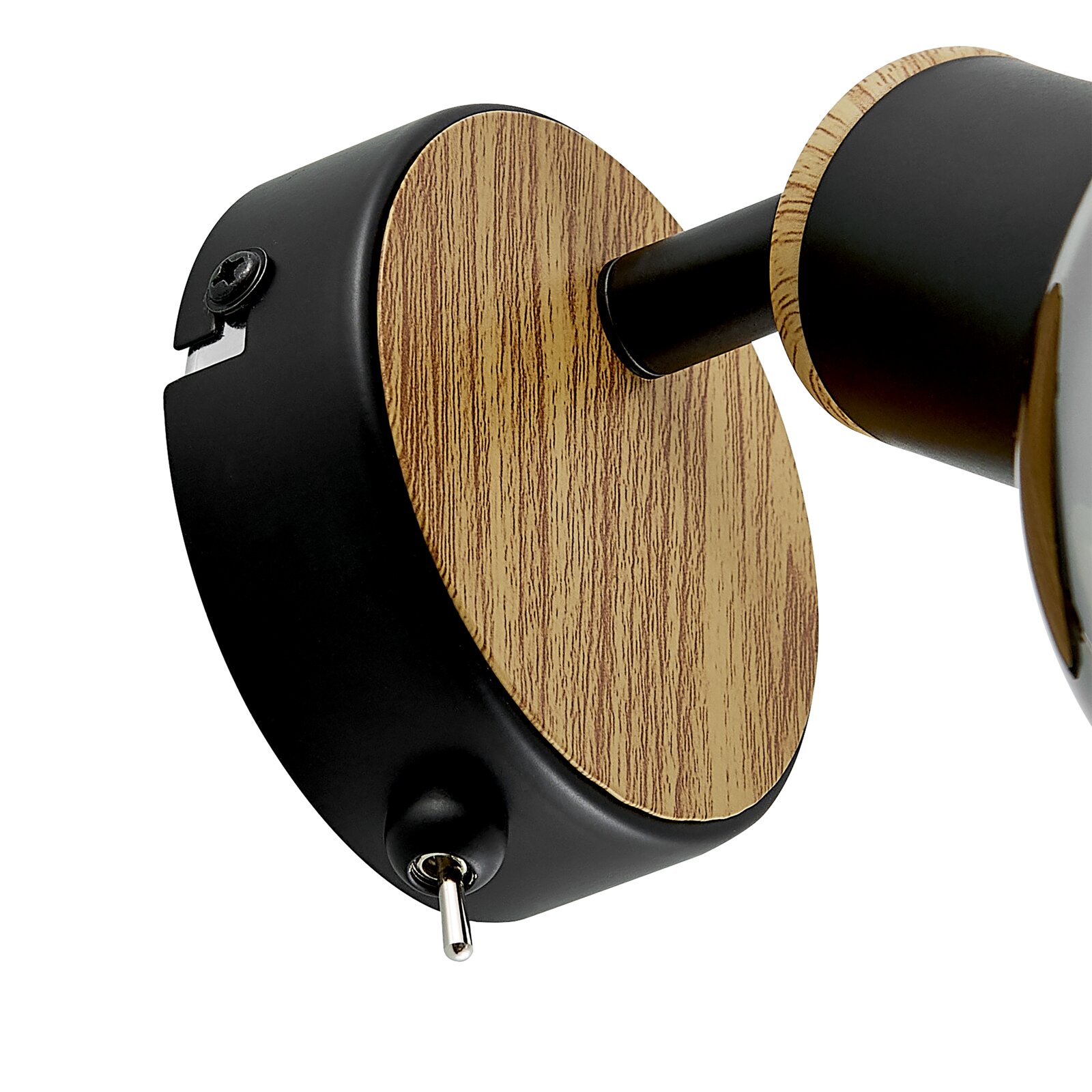 Detailaufnahme einer modernen Wandlampe in Schwarz mit runder Holzoptik-Blende und Metallarm, schräg von der Seite/nah fotografiert