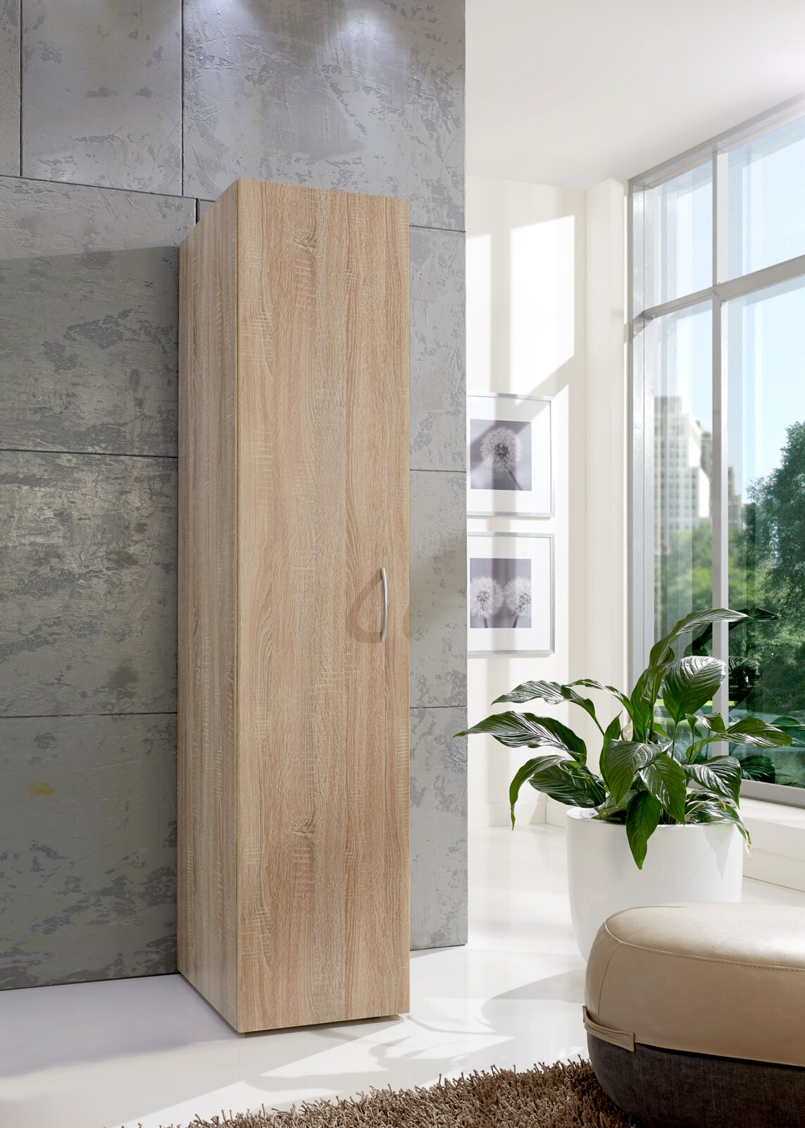 Multifunctionele kast met houtlook, gefotografeerd vanaf de voorkant, in een moderne, lichte ruimte met grote ramen en planten.