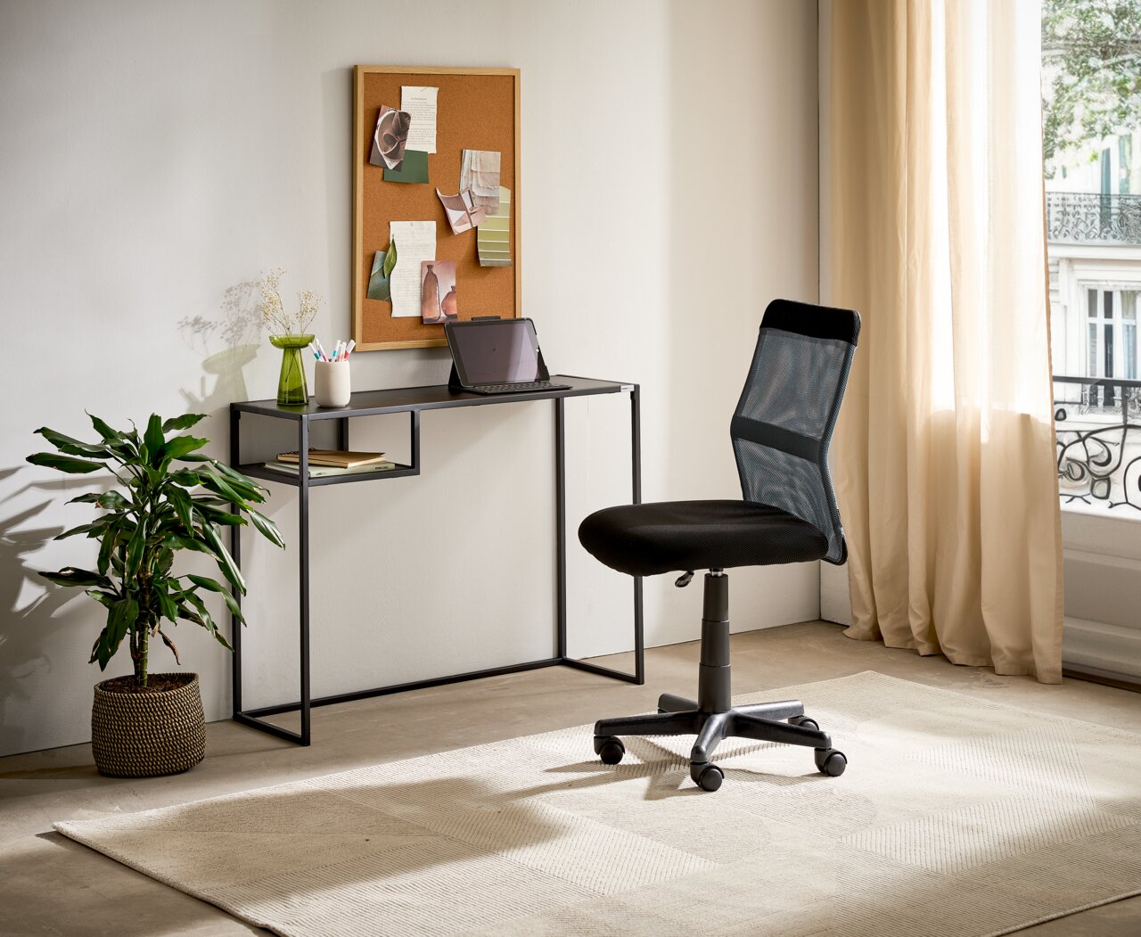 Moderner Konsolentisch aus Metall mit schlankem Design, seitliche Perspektive, dekoriert mit Laptop, Pflanzen und Pinnwand im Hintergrund.