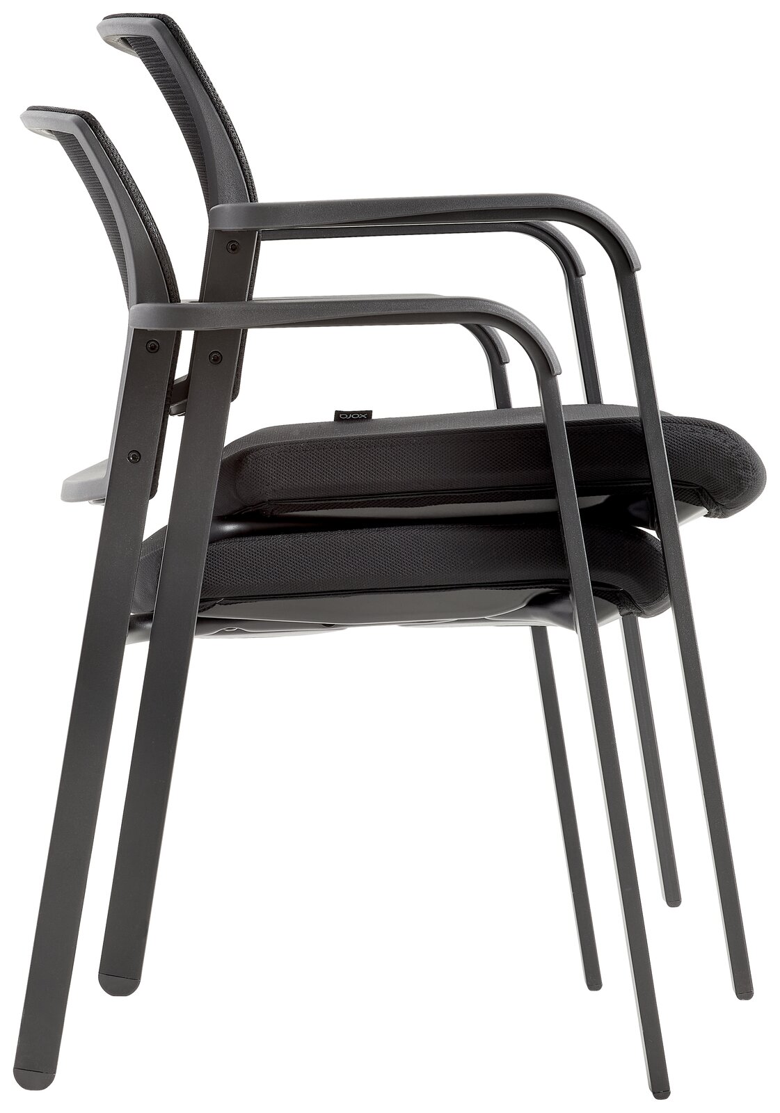 Zwei gestapelte Besucherstühle aus schwarzem Metall und Stoff, seitliche Perspektive