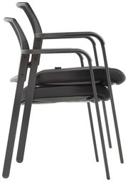 Zwei gestapelte Besucherstühle aus schwarzem Metall und Stoff, seitliche Perspektive