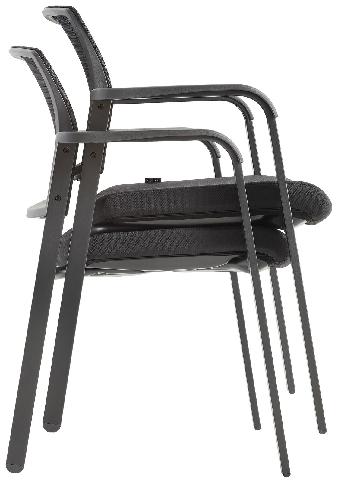 Zwei gestapelte Besucherstühle aus schwarzem Metall und Stoff, seitliche Perspektive