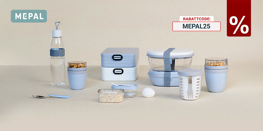 Mepal Lunchset mit Trinkflasche, Brotdosen, Snackbechern und Zubehör in Hellblau auf hellem Hintergrund.