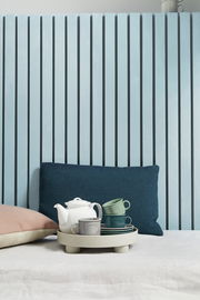 Kaffee-Obertasse Moosgrün auf einem Tablett mit anderen Tassen und einer Teekanne, seitliche Perspektive