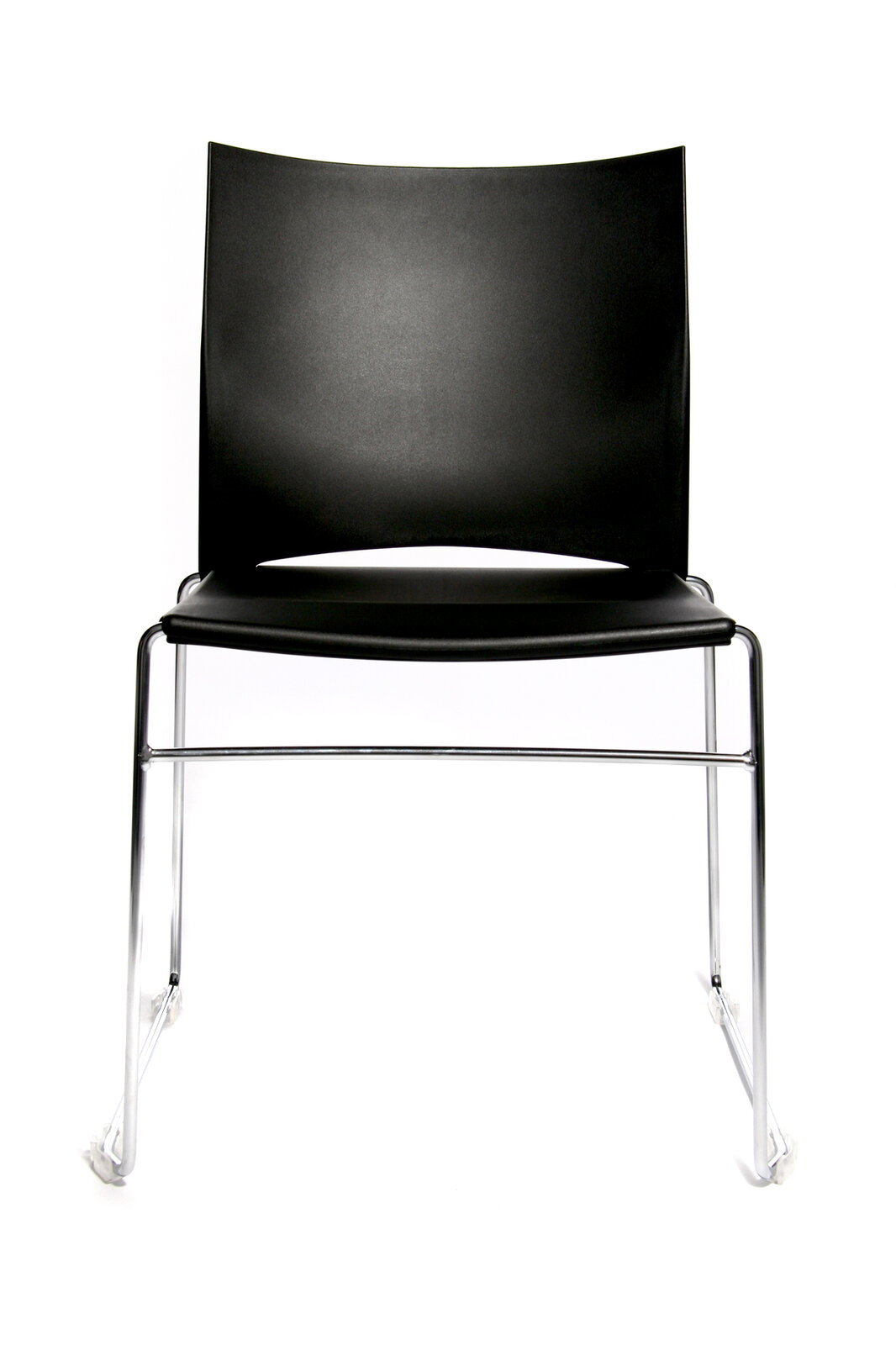 Schwarzer Besucherstuhl mit Metallgestell, Frontalansicht