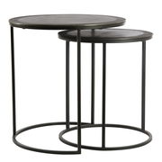 Zwei runde, ineinander verschachtelte Beistelltische aus Metall mit schwarzem Gestell, seitliche Perspektive
