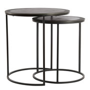 Zwei runde, ineinander verschachtelte Beistelltische aus Metall mit schwarzem Gestell, seitliche Perspektive