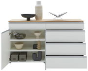 Weißes Sideboard mit Holzplatte, offenen Schubladen und Türen, dekoriert mit Vasen und Schalen, Frontalansicht