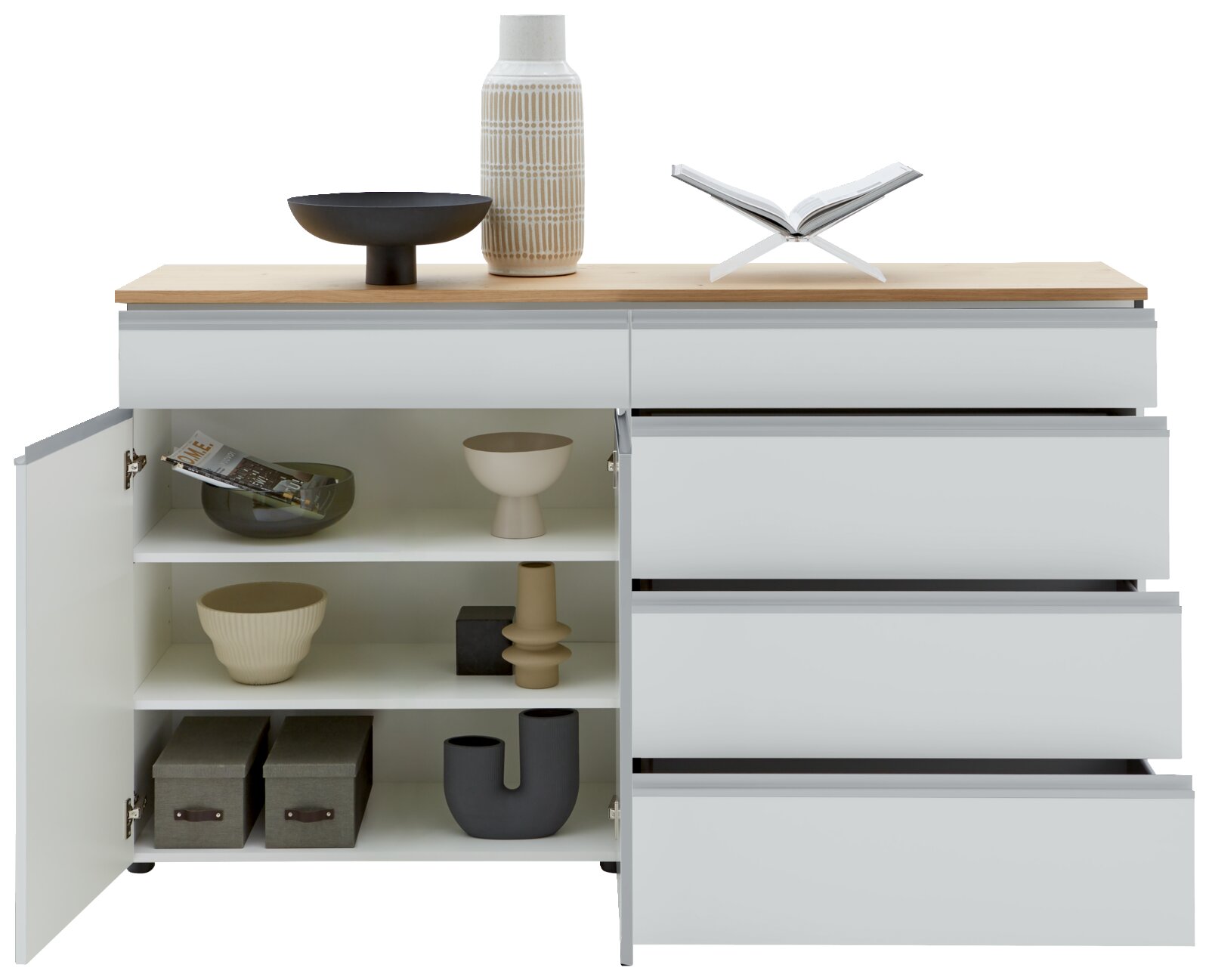 Weißes Sideboard mit Holzplatte, offenen Schubladen und Türen, dekoriert mit Vasen und Schalen, Frontalansicht