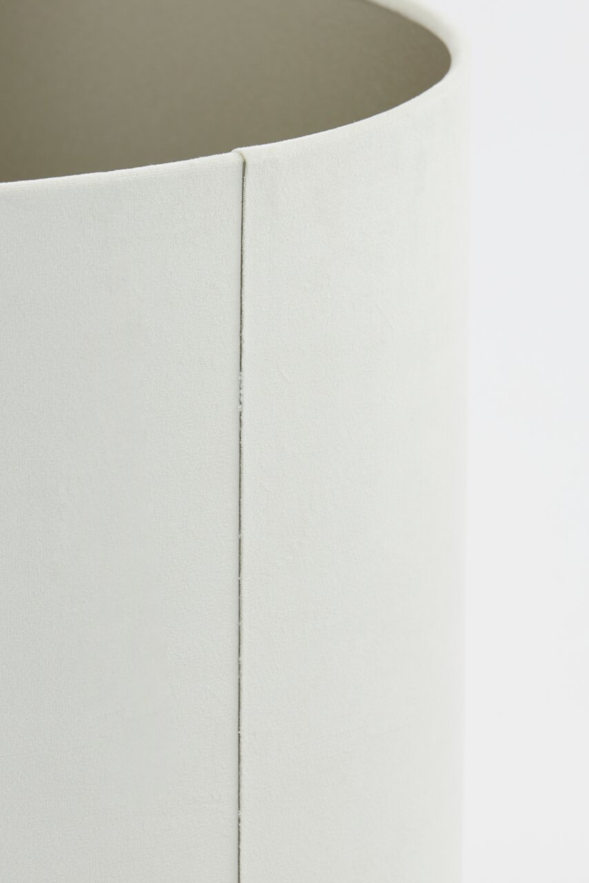 Nahaufnahme eines weißen zylindrischen Lampenschirms mit glatter Oberfläche, seitliche Perspektive