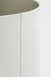 Nahaufnahme eines weißen zylindrischen Lampenschirms mit glatter Oberfläche, seitliche Perspektive