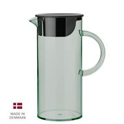 Transparente grüne Kanne mit schwarzem Deckel und Henkel, seitliche Perspektive