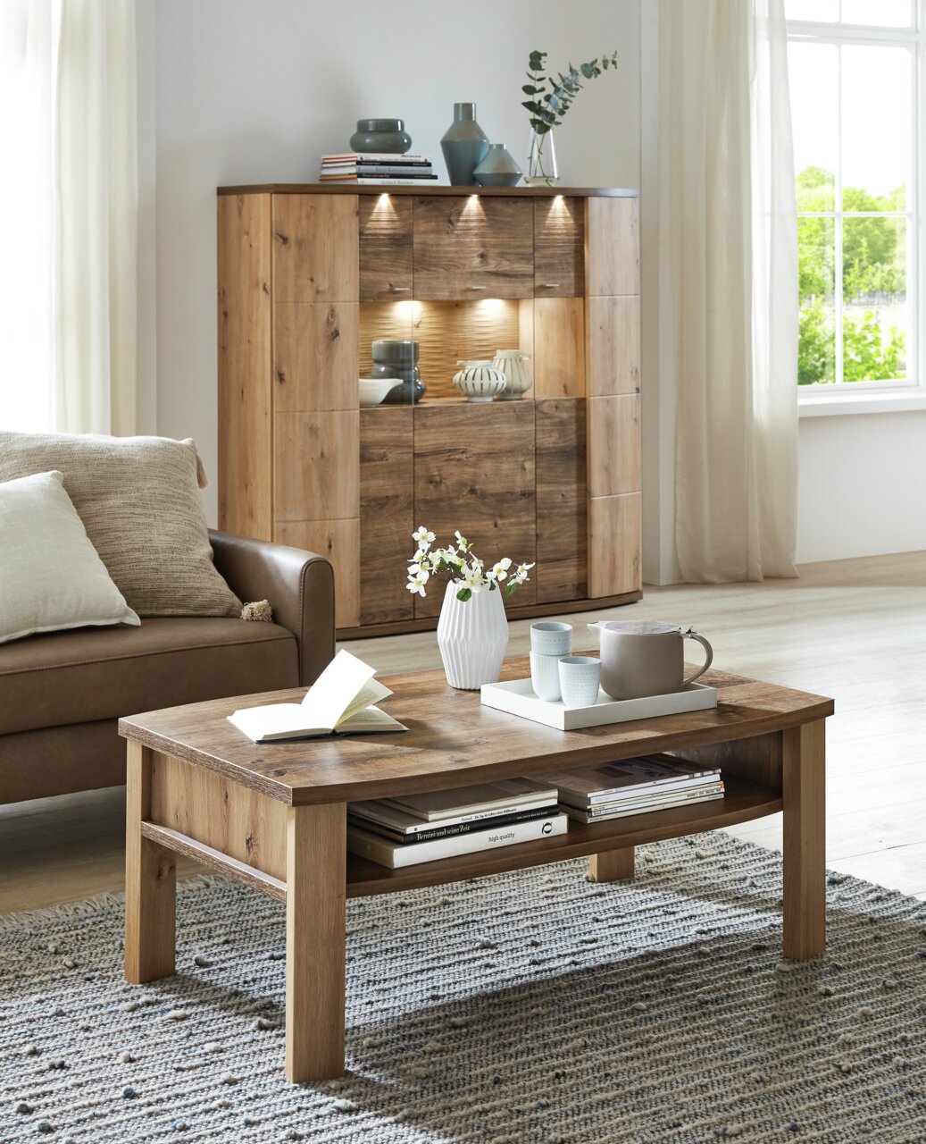 Zurbrüggen Couchtisch CABANA Rustikaler Couchtisch aus Holz in einem gemütlichen Wohnzimmer, frontal von vorne fotografiert, mit Büchern und einer Vase dekoriert.