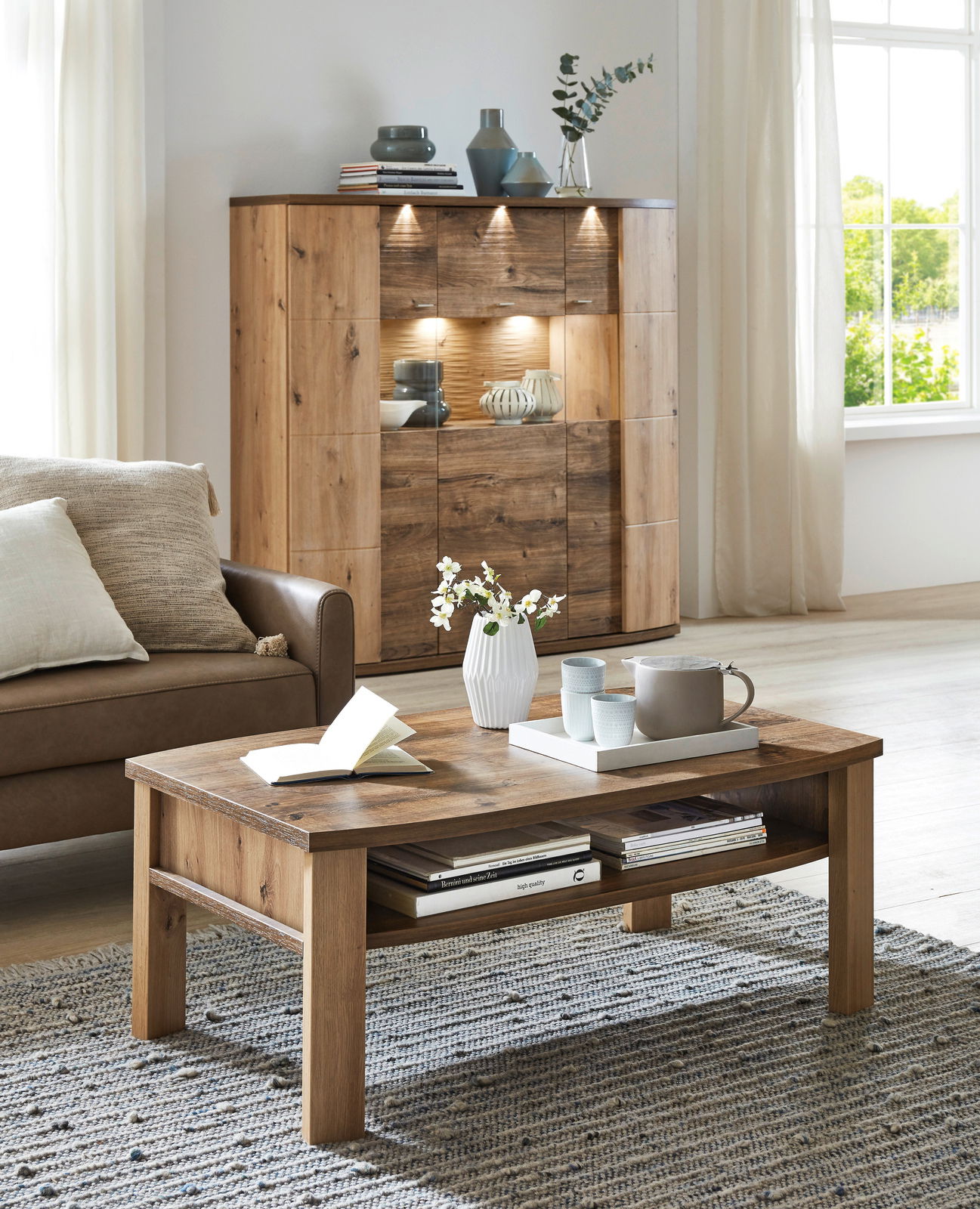 Zurbrüggen Couchtisch CABANA Rustikaler Couchtisch aus Holz in einem gemütlichen Wohnzimmer, frontal von vorne fotografiert, mit Büchern und einer Vase dekoriert.