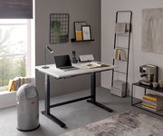 Moderner E-Schreibtisch in einem stilvollen Büro mit Laptop, Lampe und Dekorationen, seitliche Perspektive