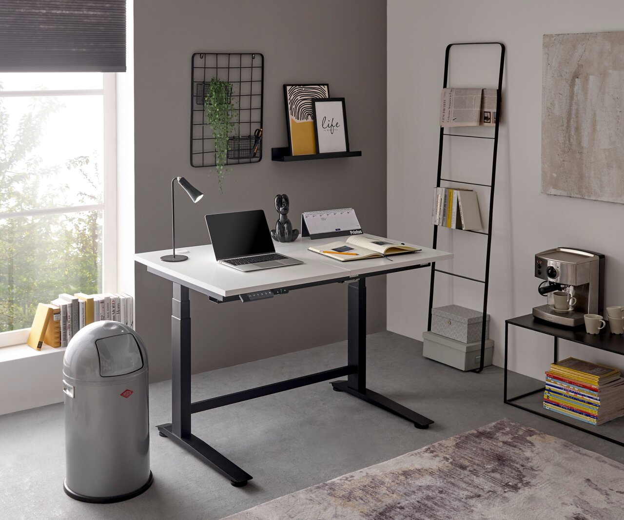 E-Serie E-bureau BEN II Moderner E-Schreibtisch in einem stilvollen Büro mit Laptop, Lampe und Dekorationen, seitliche Perspektive