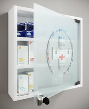Weißer Medizinschrank/Apothekenschrank mit halb geöffneter Milchglas-Tür, rundem Kreuz-Emblem und schwarzem Drehknopf; Innenfächer mit Medikamentenschachteln sichtbar, Perspektive: leicht schräg von vorn rechts.