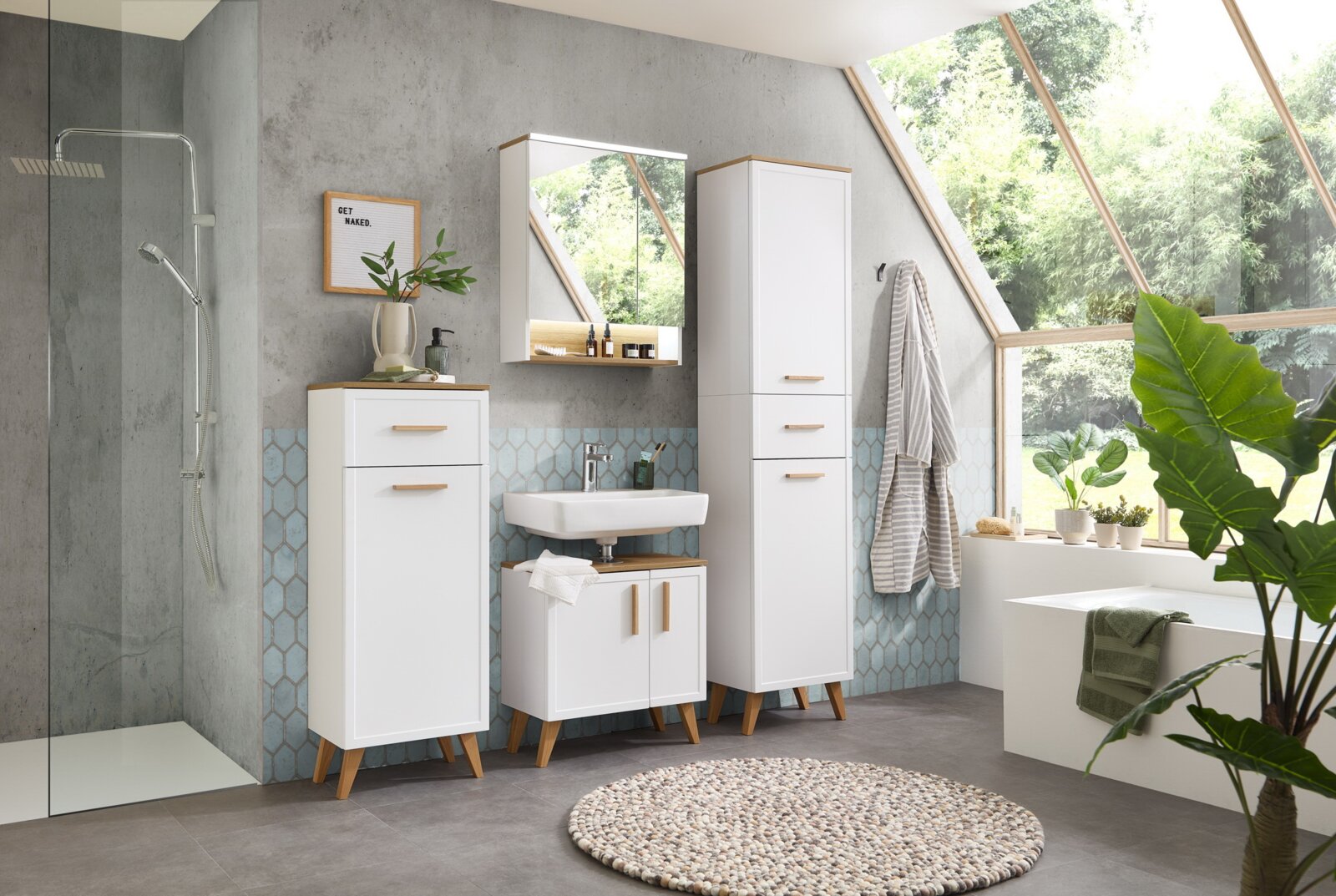 Moderner Hochschrank in einem stilvollen Badezimmer, frontal betrachtet, mit weißem Finish und Holzdetails.