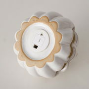 Unteransicht eines weißen, dekorativen Kürbisses mit Batteriefach.