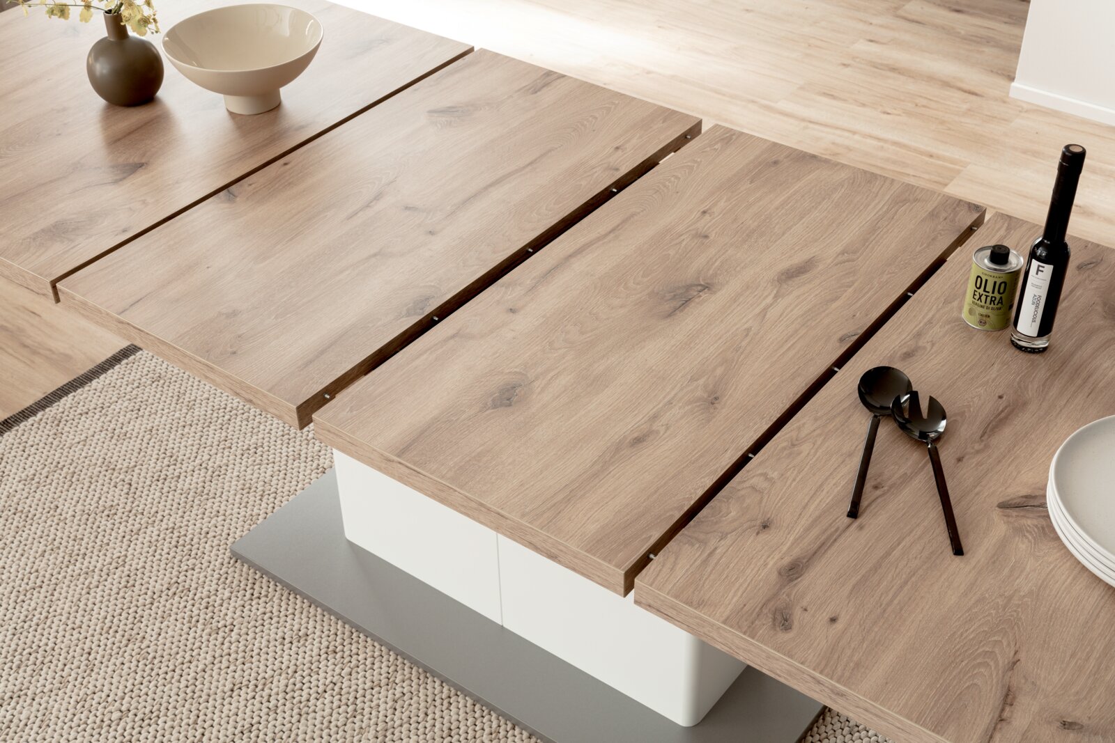 Een moderne houten eettafel in close-up, met decoratieve voorwerpen en van bovenaf gefotografeerd.