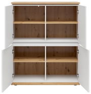 Highboard mit geöffneter Frontansicht, vier Türen und Holzeinlegeböden, weiße Außenseiten und Holzoptik innen.