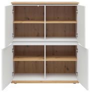 Highboard mit geöffneter Frontansicht, vier Türen und Holzeinlegeböden, weiße Außenseiten und Holzoptik innen.