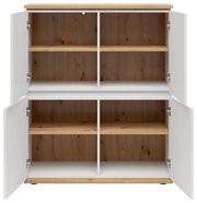Highboard mit geöffneter Frontansicht, vier Türen und Holzeinlegeböden, weiße Außenseiten und Holzoptik innen.