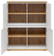 Hoogkast met open voorkant, vier deuren en houten legplanken, witte buitenkant en houtlook aan de binnenkant.