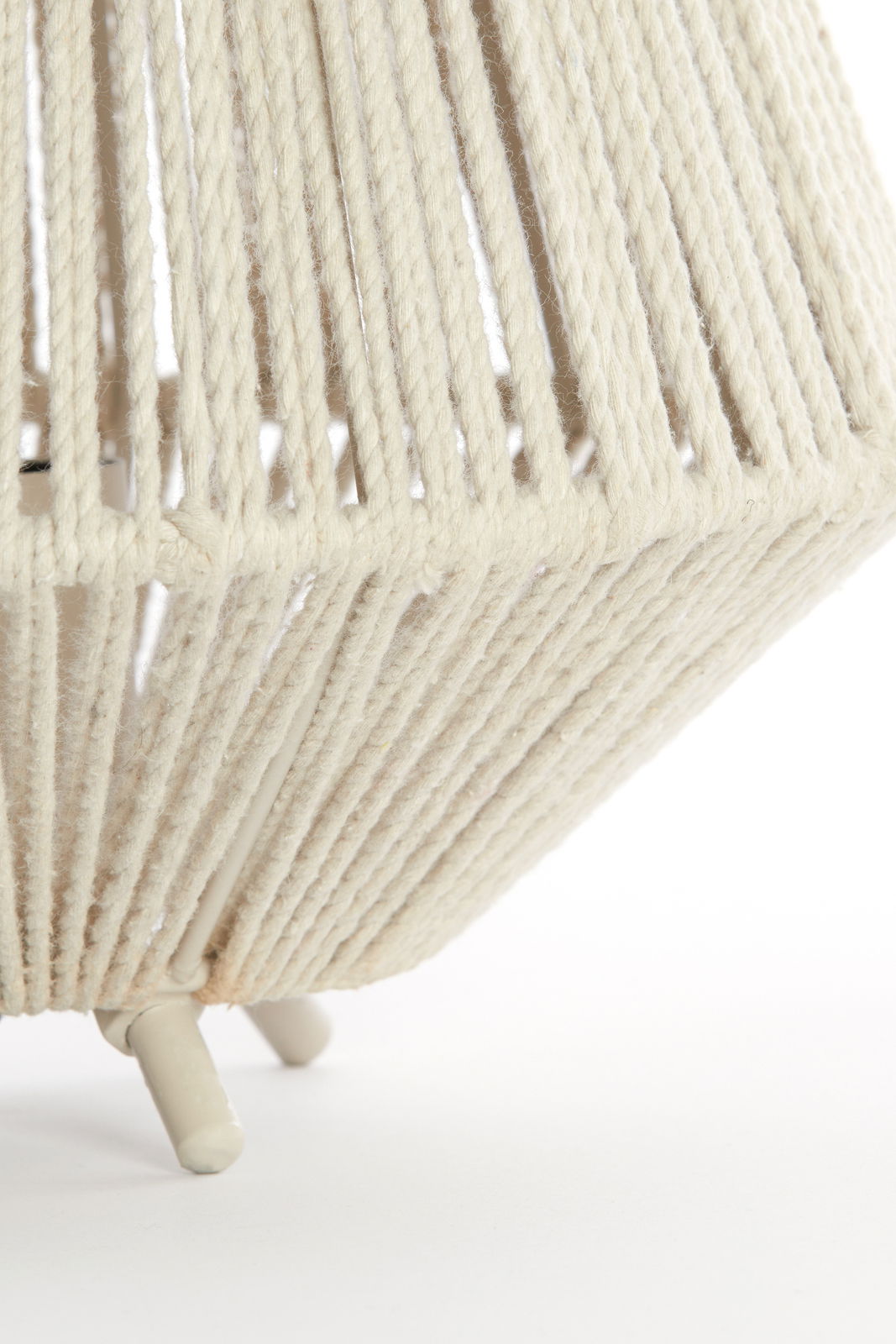 Nahaufnahme einer Tischleuchte mit einem Lampenschirm aus cremefarbenem Seilmaterial, seitliche Perspektive.