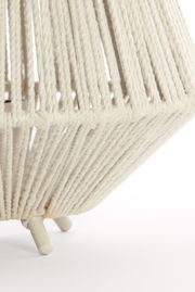 Nahaufnahme einer Tischleuchte mit einem Lampenschirm aus cremefarbenem Seilmaterial, seitliche Perspektive.