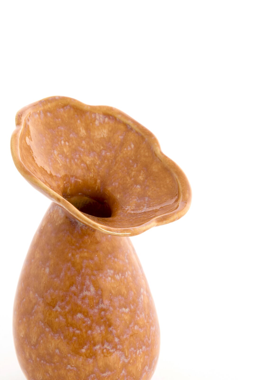 Nahaufnahme einer braunen Vase mit welligem Rand und glänzender Oberfläche, von oben betrachtet.