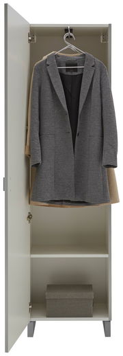 Offener Garderobenschrank mit zwei hängenden Mänteln und einer Aufbewahrungsbox im unteren Fach, Frontalansicht.