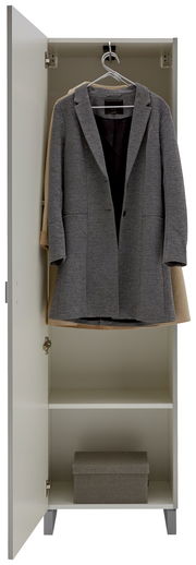 Offener Garderobenschrank mit zwei hängenden Mänteln und einer Aufbewahrungsbox im unteren Fach, Frontalansicht.