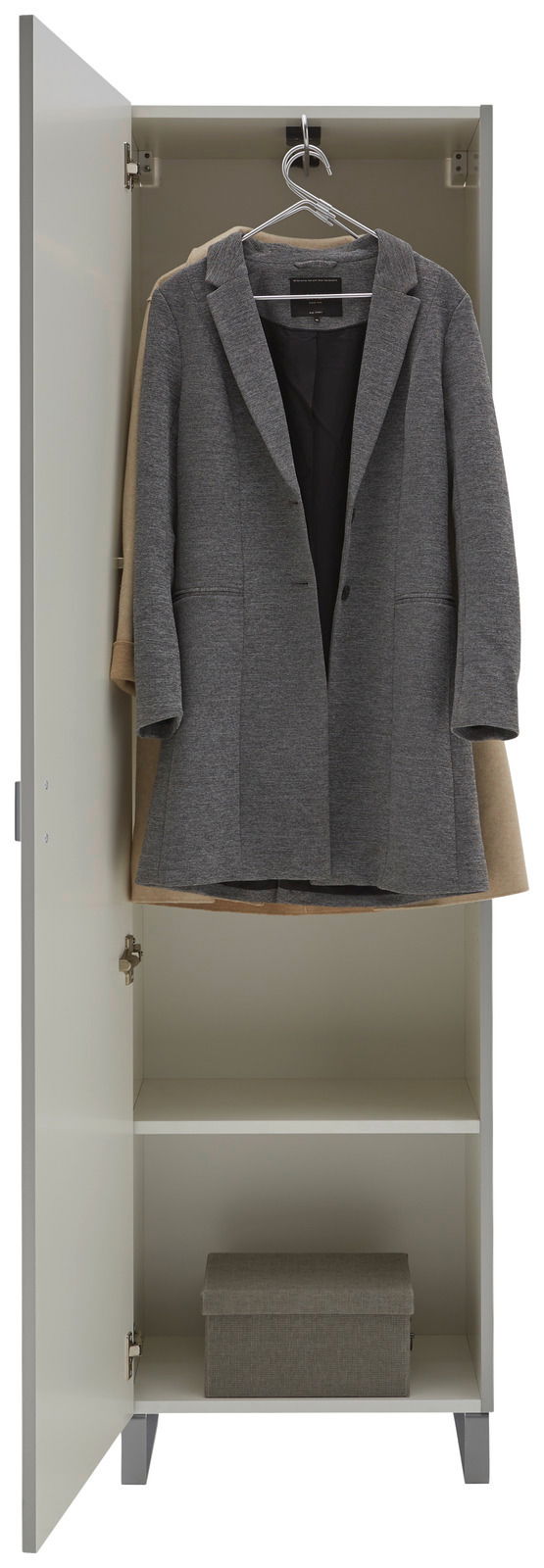 Offener Garderobenschrank mit zwei hängenden Mänteln und einer Aufbewahrungsbox im unteren Fach, Frontalansicht.