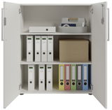 Offener Aktenschrank mit zwei Türen, gefüllt mit Ordnern, einer Box und Büromaterialien, Frontalansicht