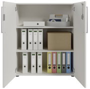 Offener Aktenschrank mit zwei Türen, gefüllt mit Ordnern, einer Box und Büromaterialien, Frontalansicht