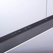 Nahaufnahme der LED-Pendelleuchte PURE MOTO in seitlicher Perspektive mit sichtbaren Bedienelementen und Aufhängung.