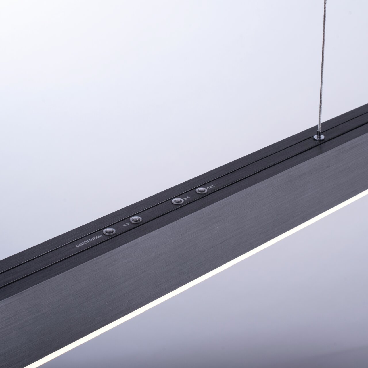 Nahaufnahme der LED-Pendelleuchte PURE MOTO in seitlicher Perspektive mit sichtbaren Bedienelementen und Aufhängung.