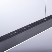 Nahaufnahme der LED-Pendelleuchte PURE MOTO in seitlicher Perspektive mit sichtbaren Bedienelementen und Aufhängung.