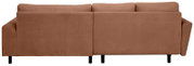 Rückansicht eines modernen 3-Sitzer-Sofas in braunem Stoffbezug mit zwei Rückenpolstern, breiten Armlehnen und schwarzen Füßen, freigestellt auf weißem Hintergrund